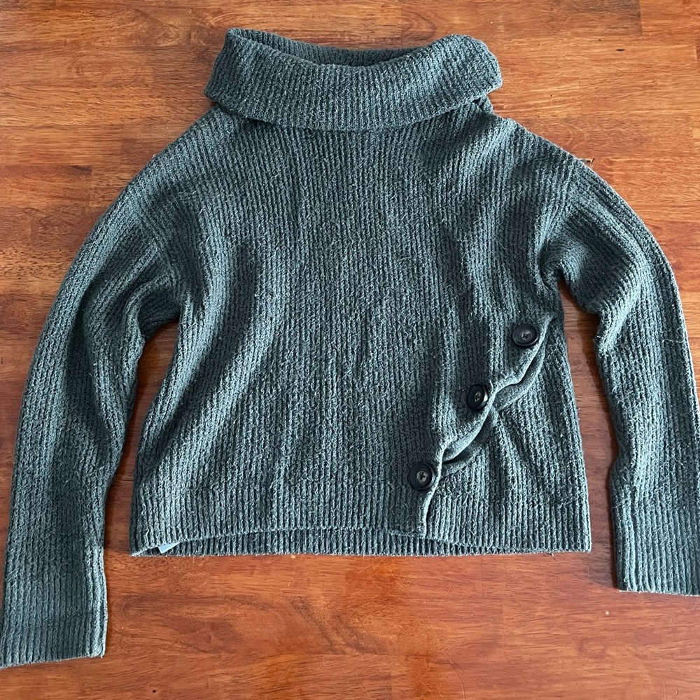 ‘Yes Lola’ dark green turtleneck sweater.